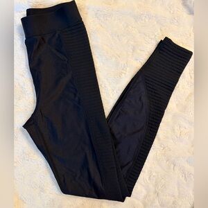 Fabletics | Ultra High-Waisted Motion Shine Legging | Black | Small